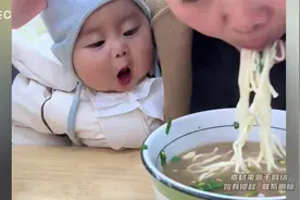 七个月宝宝刚扎出小牙，就对食物有如此大的欲望视频封面