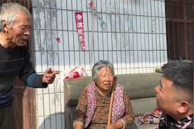 遇到一位帅气的大爷，忍不了想给他理个发视频封面