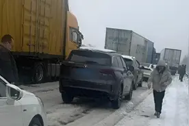 因暴雪被困湖北高速的返乡人：被堵高速六天五夜，不敢开空调视频封面