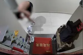光膀男子偷女邻居鞋猛闻，不满足还拿回屋内，当事人：奇葩的变态视频封面