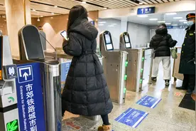 今起，北京地铁和市郊铁路“一票通行”！同享月累计优惠视频封面