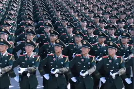 各个方队从天安门广场走过，队形整齐划一，展现中国力量视频封面