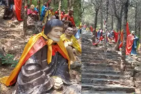 女子独自去爬山，台阶两边摆满各种罗汉，说是一个人又感觉好热闹
