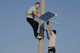 白天太热，犬舍周围装上几盏灯，狗子们晚上可以尽情玩耍了视频封面