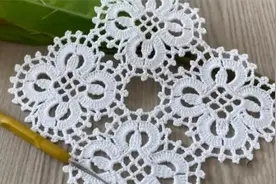 钩针编织漂亮的四叶草花片与连接小技巧，钩织沙发垫，桌垫美美哒视频封面