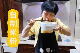 李姐教你在家做米粉，泡好的米打米浆，后面做法简单，光滑又筋道视频封面