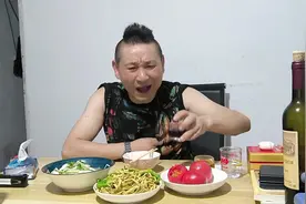 光棍王律的生命已进入倒计时了，晚餐喝4种酒，开心一天是一天了