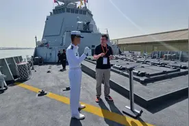 美国记者参观中国军舰052D，给出了高度评价视频封面