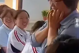毕业生悄悄回母校看望老师，老师认出是自己的学生后一秒“变脸”视频封面