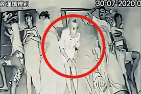 监控下匪夷所思的一幕！女子半夜做出一系列奇怪举动，咋回事呢？视频封面