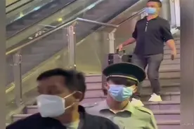 退伍季女友接站名场面，女友手捧着鲜花迎接兵哥哥回家。视频封面