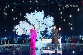 启航2025丨张信哲携手刘雨昕演唱《难以抗拒你容颜》，养眼又悦耳视频封面