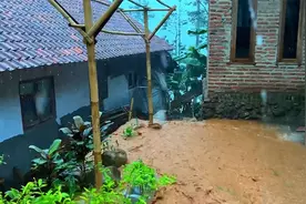 印尼农村地区的大雨、雷暴险些发生山洪暴发——3小时降雨视频视频封面