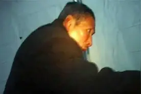 男人取了个又傻又残疾的媳妇，他非但不嫌弃，还把妻子照顾得很好视频封面