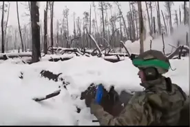雪地密林激战正酣！乌军士兵突然发出惨叫，第一视角记录中弹画面视频封面