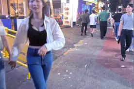凌晨4点首尔弘益大学的夜店街都闹翻天了，气氛超棒视频封面