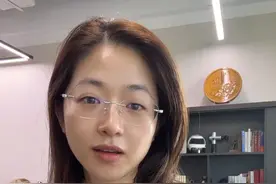 未来会有越来越多的“刘润”翻车，其实他们经常翻车，只是以前没人说、说了也没影响力，现在大家都在抖音上整活儿，翻个车多容易。张口就来的人太多太多太多啦！要认真那天天翻不完的白眼。商业的逻辑，顺推和反推完全是两回事儿——先有结论，然后前端跟套娃一样把现状一路顺到结论上，说这就是通往成功的必经之路。这是大部分商业服务的生意启动印钞机的方法。商业是受非常多因素影响的，任何的培训、服务都不应该那么煽情，做啥就说啥，不要为了成交自己的业务去技术型蒙蔽他人，这种基本的正直在现在都非常稀缺。因为正直的代价太大了，比如业务谈着谈着就黄了，不是你不够优秀，是你把人给吓到了，人家发现原来跟你合作还是解决不了全部的问题。。。总结：像姐姐我这么正直的人，不多了！可珍惜吧 #商业 #商业博主  #刘润年度演讲 #谆道刘懿视频封面