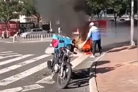事了拂衣去，深藏功与名！外卖小哥灭火后转身骑车潇洒离开视频封面
