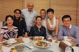 港圈大咖聚会！喝百元级白酒接地气，曾志伟紧搂美女大有来头视频封面