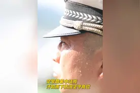 交警酷暑中站岗，汗如雨下依旧坚守岗位视频封面
