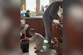 幸福在此刻开始具象化！宝妈睡醒后看到父子俩在厨房做饭视频封面