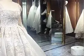 买婚纱后遭遇婚变，女子要求嫁衣馆退款被扣一千元！她如何维权？视频封面