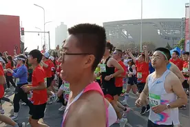安阳马拉松鸣枪开跑视频封面