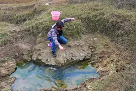 深不见底的石头缝水连通地下河，小伙利用一根鱼线钓鱼，大丰收了视频封面