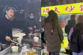 90后小伙摆摊炒饭1天能赚2000多块，去年净赚50万视频封面