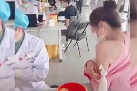 盘点男女脱衣服打疫苗爆笑瞬间 打针我很恐惧😂😂😂视频封面