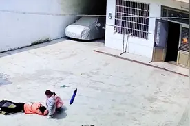 妈妈晕倒在院子里，宝宝害怕的哭泣声成功救到了妈妈视频封面