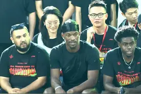 万人空巷！巴特勒亮相贵州村BA，飞身暴扣+学习方言，现场燃爆了视频封面