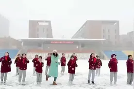 西安下雪 一女老师带学生雪地跳舞“走红”视频封面