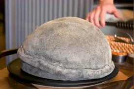 店员端上一份发霉面包，食客以为上错菜，切开后的食物让人惊艳视频封面