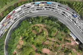 广东国庆假期首波出程高峰明日19时起将出现！易堵点位公布视频封面