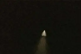 新疆出现神秘不明飞行物，神似UFO ,目击者：这是天外来客？视频封面