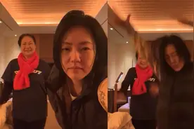 小S和妈妈穿睡衣热舞，肝指数超标了还在喝，疑酒醒后秒删视频视频封面
