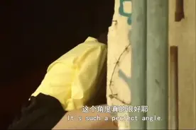 ：美女衣服立进虫子让小伙帮忙，视频封面