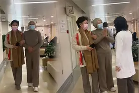 张兰被友人搀扶现身医院，疑身体状况不佳，曾自曝患有“白癫风”视频封面
