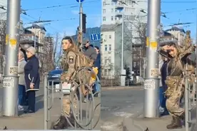 乌军女兵梳着脏辫，过马路时同司机打起招呼，赢得后者连连夸赞视频封面