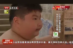 男孩体重高达300斤，一顿要吃18包泡面，医生剖开肚子惊了视频封面