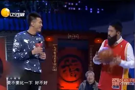 郭艾伦与叔叔郭士强现场PK篮球技能，猜猜谁能夺冠视频封面