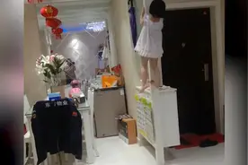 女孩在家中墙面上飞檐走壁，徒手轻松爬墙酷似蜘蛛侠，网友看呆视频封面
