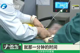 心疼！爸爸上车拿东西的功夫，六岁孩子被车碾压，全身多处受伤视频封面