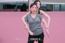 没想到邓萃雯才是女团体质，59岁唱跳一遍就会，管乐佩服丨乘风视频封面