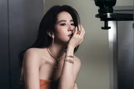 宝格丽晚宴合影：刘亦菲站C位尽显排面，孟子义李昀锐同框太甜了视频封面
