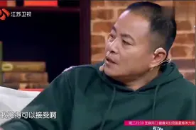 学霸儿子留长发穿裙子，父亲愁的发慌，全场却笑声没停过视频封面