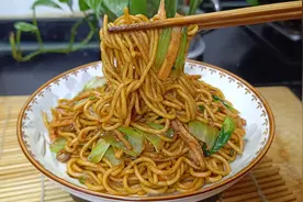 面条像我这样炒，口感筋道，味道鲜美香辣，爽口好吃，特别开胃视频封面