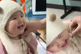 宝宝遇帅哥医生全程不哭闹，一对视就往家人怀里躲，嘴角都笑歪了视频封面