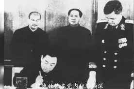 54年，赫鲁晓夫亲自送来1吨纯金国徽，毛主席皱眉：行贿来了